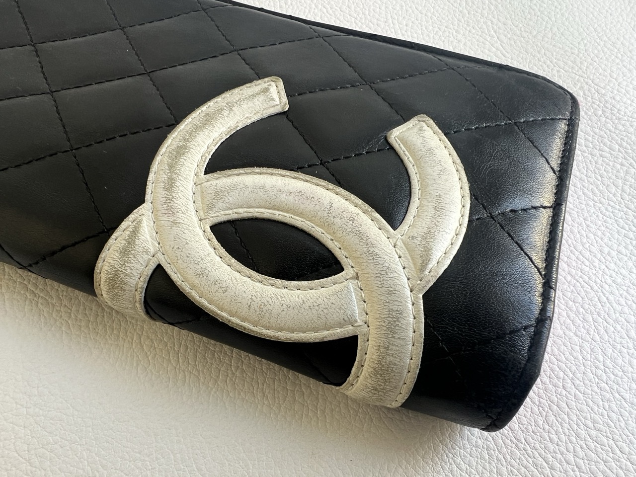 【CHANEL修理】シャネル長財布　汚れ・色ハゲ　染め直し補修　蛍光色も施工可能です！